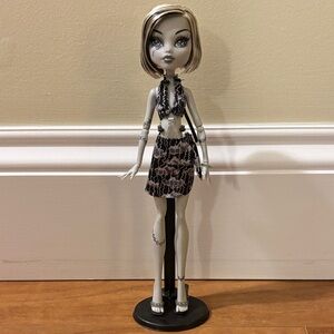 Monster High Skulls Shores Frankie Stein Black and White